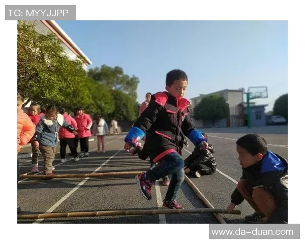 在城市高楼间踢足球的奇妙体验与挑战 在城市高楼间踢足球的奇妙体验与挑战
